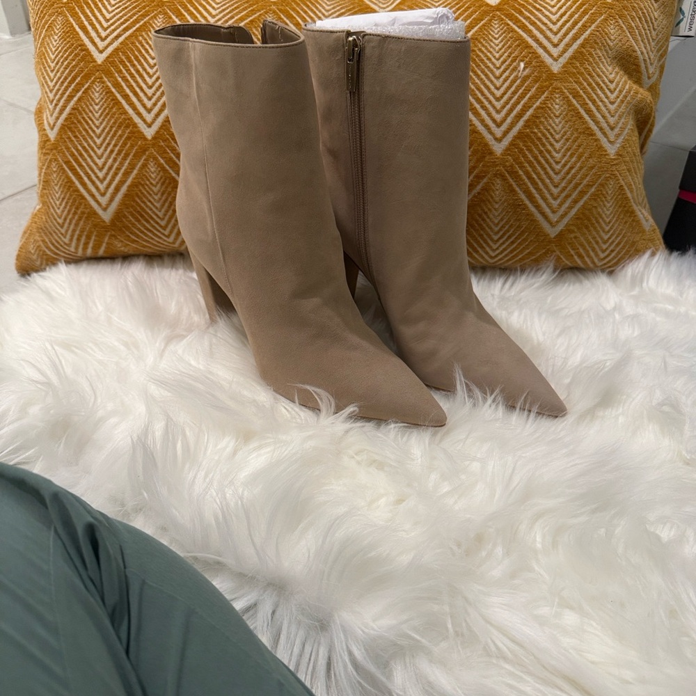Vince Camuto Suede Ankle Boots – Tortilla True Suede – Size 8M – NIB